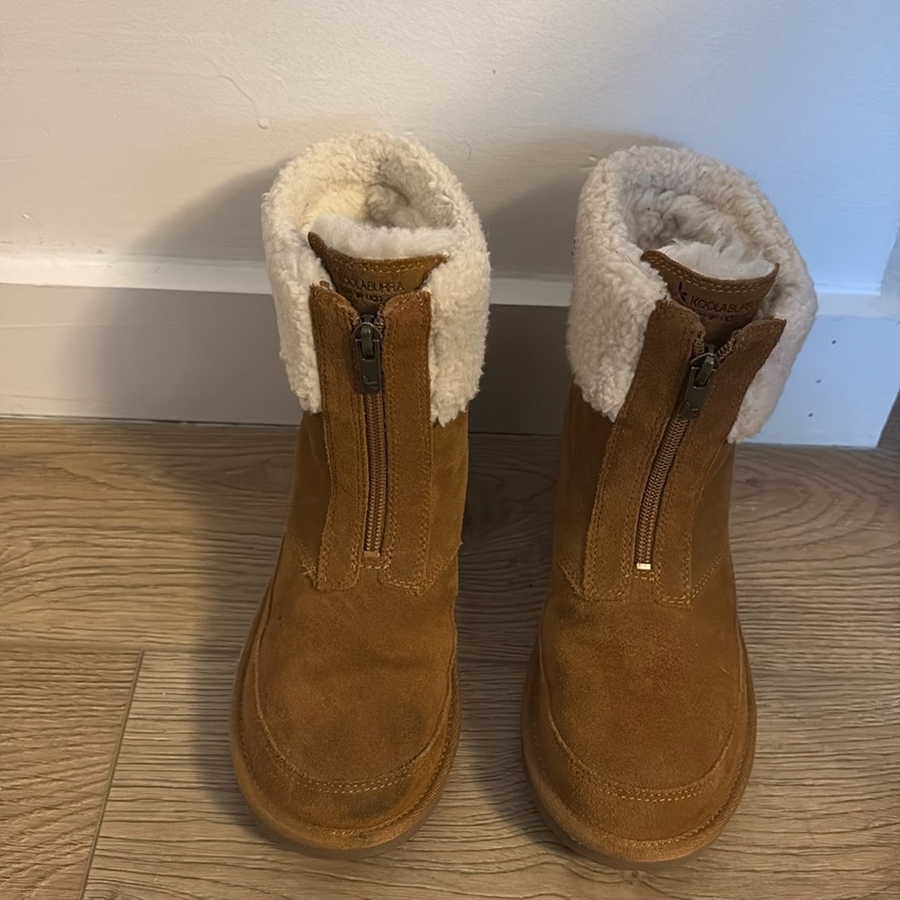 Kookaburra by Uggs girls boot size 2